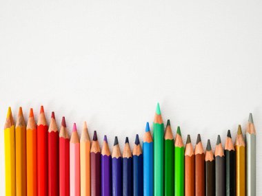 Kağıt arka plan beyaz boya satırda kesintisiz renkli kalemler