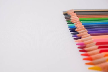 Kağıt arka plan beyaz boya satırda kesintisiz renkli kalemler