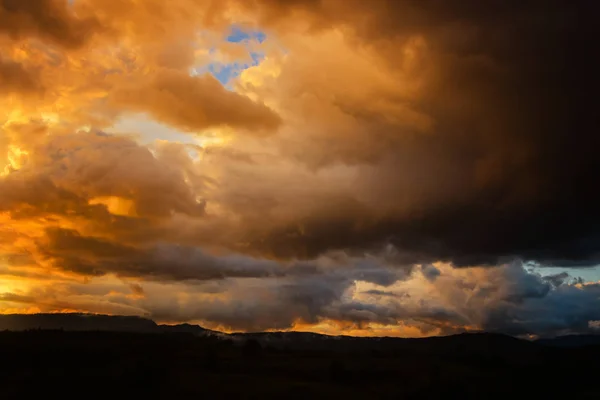 Nuages de tempête foncés avant la pluie au coucher du soleil. nuage sur le soleil — Photo