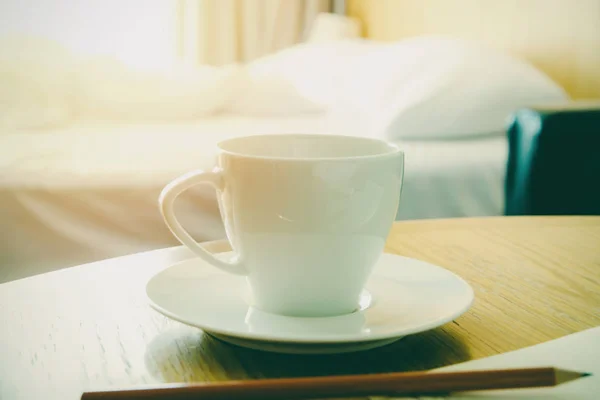 Warme kop koffie op houten tafel in de slaapkamer verse ochtend concept — Stockfoto