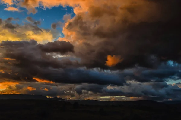 Nubes de tormenta oscura antes de la lluvia al atardecer. nube en el sol — Foto de Stock