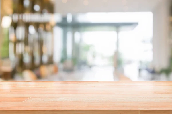 Holztischplatte auf verschwommenem abstrakten Hintergrund Innenansicht im Empfangshotel oder moderner Flur für Hintergrund — Stockfoto