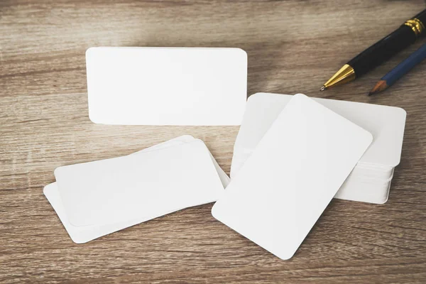 Paquete de tarjeta de visita de identidad corporativa en blanco en la mesa del trabajador — Foto de Stock
