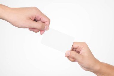 Bir kadın için iletişim bilgilerinizi hazır boş bir beyaz iş kartı teslim iş adamı