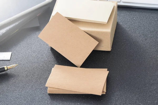 Boş kartvizit karton tasarım ilgili kişi masanın üzerinden sahte