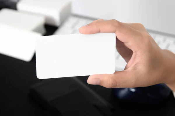 Puste karty biznesowe makiety w ręku na niewyraźne office desk tło Użyj nas templete projektowania informacje kontaktowe — Zdjęcie stockowe