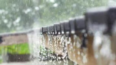 Yağmur damlaları sürekli bir çatıdan yağışlı sezon sonbahar.