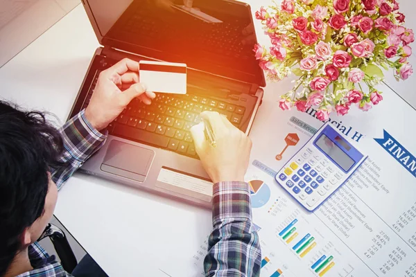 Manos masculinas sosteniendo números de escritura de tarjetas de crédito en el teclado de la computadora: concepto de compras en línea — Foto de Stock