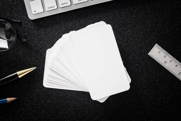 Пропустая визитная карточка макет на столе для дизайна бизнес-контактов — стоковое фото