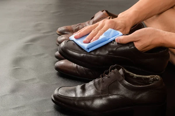 Närbild av Man rengöra sin läderskor — Stockfoto