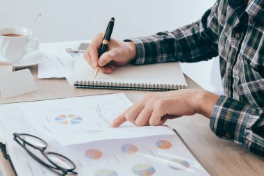 bir şey defter kağıt ve masada, muhasebe kavramı bulanık İş Finans raporu belge yazma işadamı