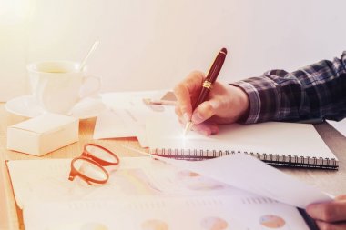 bir şey defter kağıt ve masada, muhasebe kavramı bulanık İş Finans raporu belge yazma işadamı