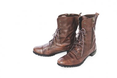 İkinci el klasik deri ayakkabılar, beyaz arka plan üzerinde uzun klasik deri ayakkabı