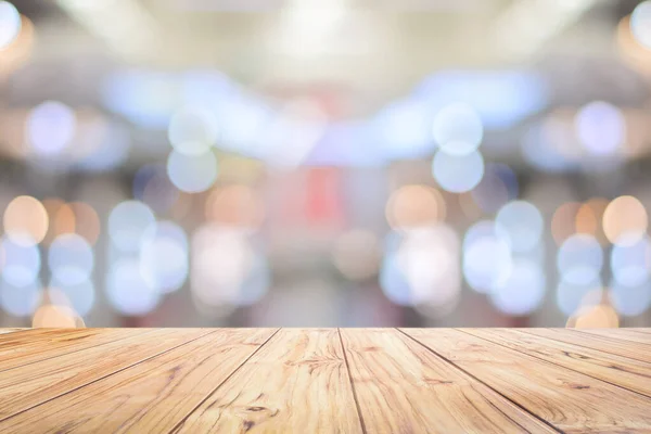 Wood Table Top Counter on bright bokeh interior background with white table top for backdrop design, światła rozmyte bokeh rozmyte tło do montażu produktu — Zdjęcie stockowe