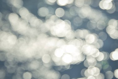 Çözünmüş bir nehir yüzeyinin soyut bokeh ışık arkaplanı. Bokeh etkisine sahip. Güneşin sudan yansıması.