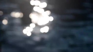 Çözünmüş bir nehir yüzeyinin soyut bokeh ışık arkaplanı. Bokeh etkisine sahip. Güneşin sudan yansıması.