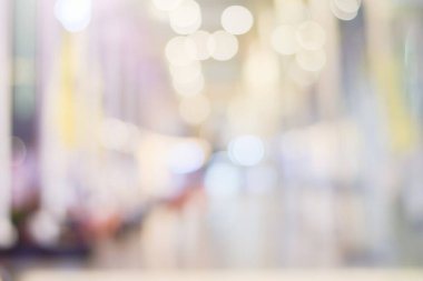 Bulanık alışveriş merkezi koridoru. Mağazadaki perakende ve salon içi bulanık. İş konsepti için odaklanmış bokeh etkisi arka planı veya arkaplanı