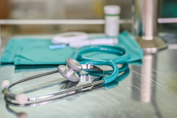 Stetoskop i narzędzie sprzętu medycznego na stole zabiegowym w szpitalu.Płytkie dof na stetoskopie, koncepcja tła medycyny — Zdjęcie stockowe