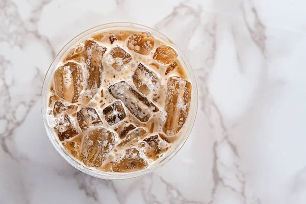 Caffè freddo in plastica tazza vista dall'alto primo piano — Foto Stock