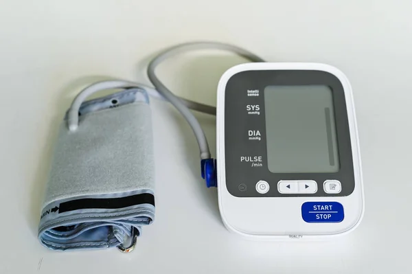 Zavřít automatický monitor krevního tlaku na bílém pozadí — Stock fotografie