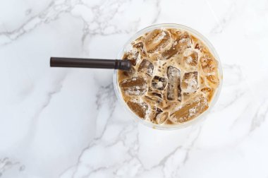 Bardakta buzlu kahve. Plastik üst manzara. Yakın çekim.