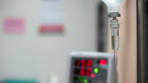 Κοντινό Πλάνο Μετάγγιση Αίματος Ενδοφλέβια Έναν Ασθενή Στο Χέρι Νοσοκομείο — Αρχείο Βίντεο