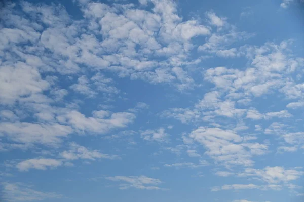 М'який синій фон неба з білим пухнастим хмарним фоном природи — стокове фото