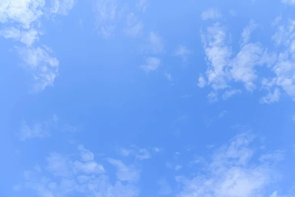 Απαλό γαλάζιο του ουρανού φόντο με λευκό αφράτο σύννεφων τοπίο φύση — Φωτογραφία Αρχείου