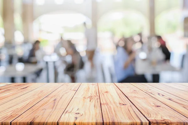 Tampo de mesa de madeira com vista para o cliente desfocado no restaurante desfocado fundo restaurante borrão café café — Fotografia de Stock