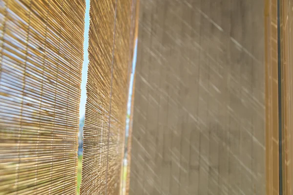 Enfoque selectivo Patrón de persianas de bambú textura cortina fondo con sombra de luz solar en la pared de cemento —  Fotos de Stock