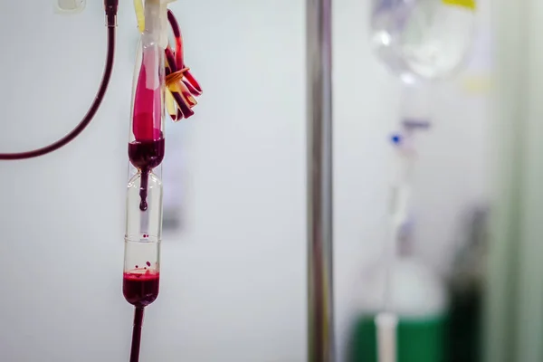 Крупним планом Переливання крові внутрішньовенно пацієнту в лікарні триває стрілянина — стокове фото