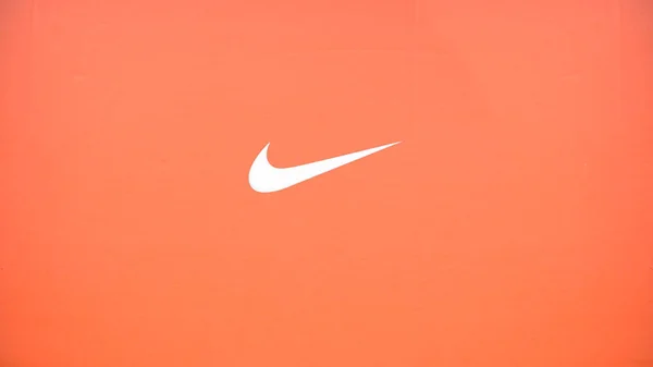 Bangkok, Thailand - Januari 2020: Nike merk logo op de doos met schoenen. Nike Amerikaans bedrijf, een wereldberoemde fabrikant van sportkleding en schoeisel — Stockfoto