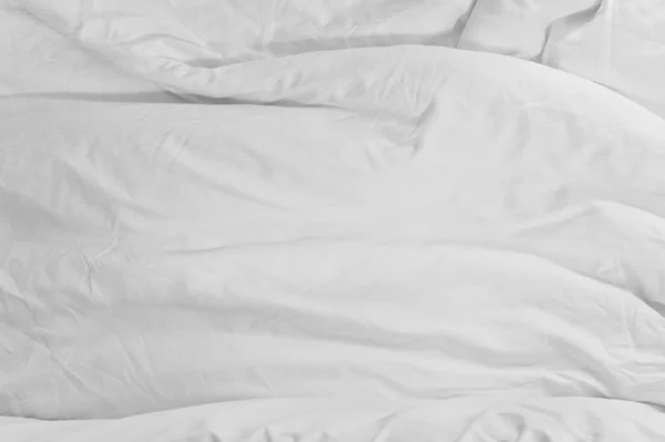 Hvid rodet tæppe sengetøj ark efter nat søvn, hvidt stof rynket tekstur Topview - Stock-foto
