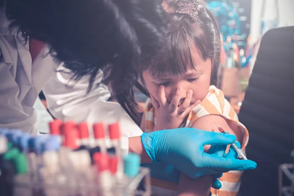 Baby Child Krijgt Injectie Close Doctor Injecteert Vaccinatie Arm Van — Stockfoto