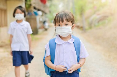 Küçük liseli kızın maskesi var. Kendini Corona virüsü COVID-19 'dan koruyor. Çocuk okula gittiğinde, burnunda güvenlik aktivitesi, hastalık ya da hava kirliliği maskesi olan bir öğrenci.
