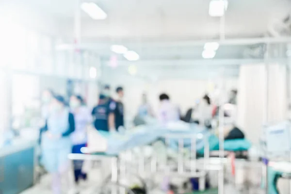模糊的医院背景 不知名的医生和护士正在紧急帮助紧急事故患者 急诊室蓝色背景 — 图库照片