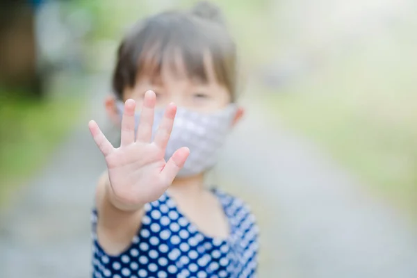 Menina Tem Máscara Proteger Coronavirus Covid Sinal Parada Mão Quando — Fotografia de Stock