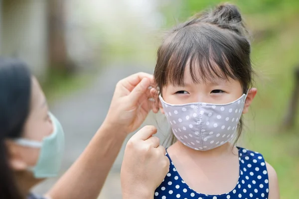 Madre Está Usando Una Máscara Tela Para Niña Pequeña Protegerse — Foto de Stock