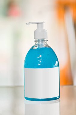 Kamu parkında pandemik koronavirüsü durdurmak için el dezenfektanı eklemek için boş beyaz kepçeli alkol jeli pompası..