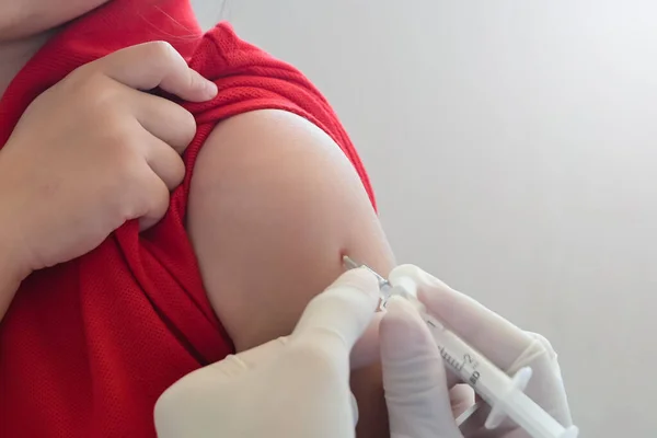 Asian Little Child Having Injection Close Doctor Inyecta Vacuna Brazo — Foto de Stock