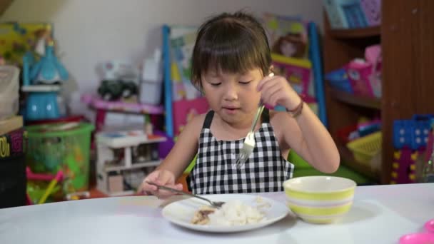 집에서 서너 살 때 식탁에서 아침 식사를 하고 있는 아시아 어린이 — 비디오
