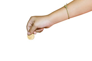 Çocuk 'un Eli Düşürme Parası Gelecek Öğrenim Konsepti için para biriktirmek amacıyla beyaza izole edilmiş.