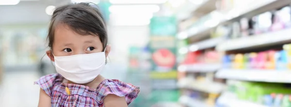 Niña Tiene Máscara Tela Protegerse Coronavirus Nuevo Estilo Vida Normal — Foto de Stock