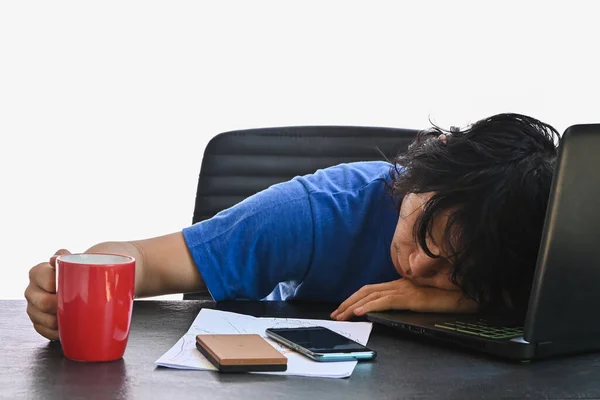 ビジネスマンは 自宅から仕事をするときにラップトップコンピュータとコーヒーカップで自宅のオフィスデスクでカジュアルな服の睡眠を着用します 過労のための概念 — ストック写真
