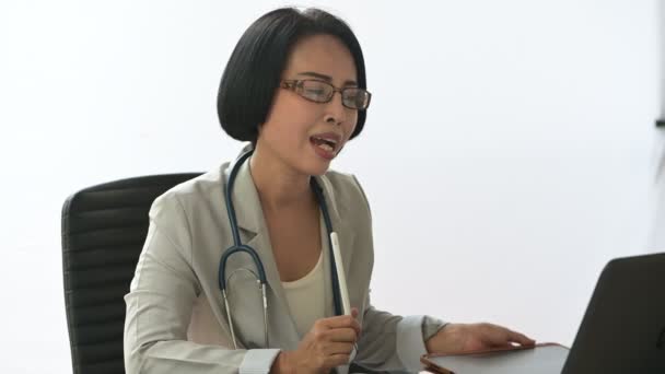 Telemedicine concept: ιατρός συμβουλεύεται ακτινογραφικό φιλμ κατά τη διάρκεια βιντεοκλήσης σε ασθενή με φορητό υπολογιστή πνευμονική φυματίωση ή λοίμωξη από τον ιό του στομίου — Αρχείο Βίντεο