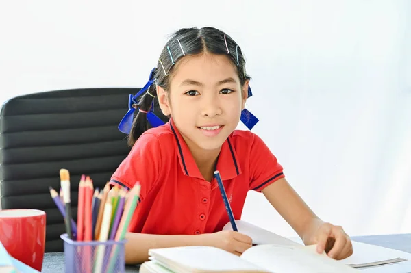 아시아 아이들 학교에서 숙제하는 Covid 코로나 바이러스 집에서 공부하는 온라인 — 스톡 사진