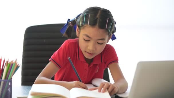 Концепция Домашней Школы Азиатские Дети Выполняют Школьные Домашние Работы Время — стоковое видео
