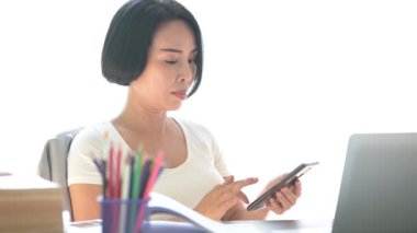 İş kadını internet üzerinden alışveriş ve kredi kartıyla ödeme yapıyor ve evde dizüstü bilgisayarla çalışıyor, çevrimiçi alışveriş, e-ticaret, internet bankacılığı, harcama parası, ev konseptinden çalışma