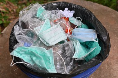 Çöp kutusuna kullanılmış bir maskenin atılmasıyla hijyenik olmayan mikroplar, virüsler ve koronavirüs salgınından dolayı çevresel kirlilik yayılmış olabilir..