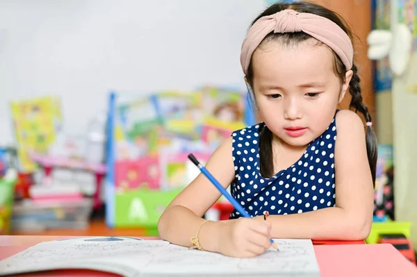 Covid 격리중에 학교에서 가정일을 아시아인 코로나 바이러스 집에서 공부하는 온라인 — 스톡 사진